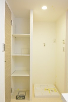 目黒サンケイハウス　リネン棚と洗濯機置き場