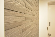 マンション池尻　玄関壁面のタイル