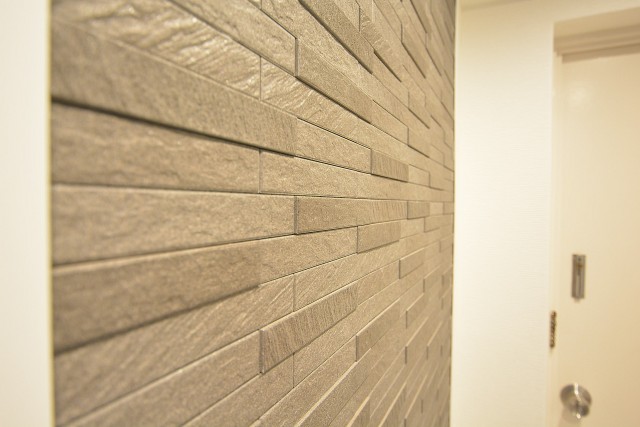 マンション池尻　玄関壁面のタイル