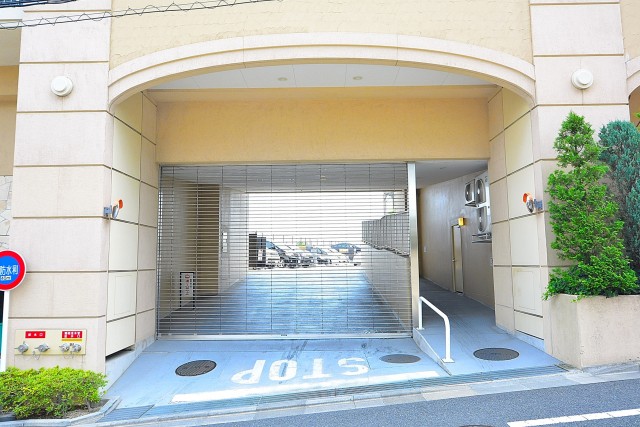 グランシティワンダーマークス　駐車場入り口