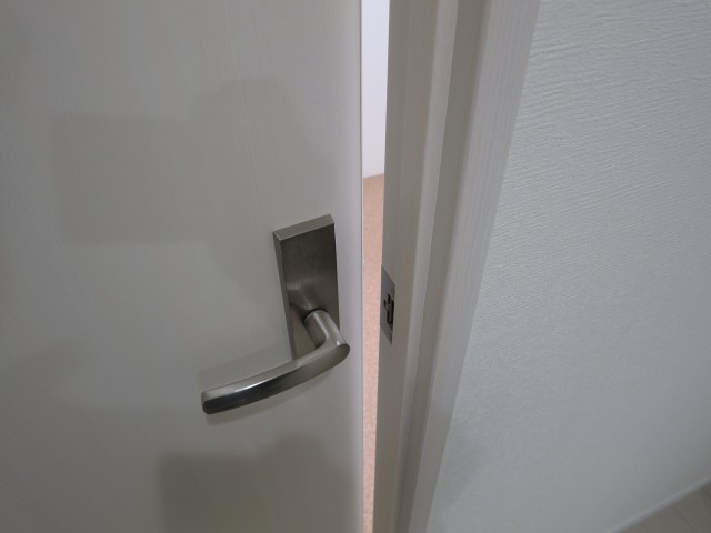 ハイツ神田岩本町　LDKドア