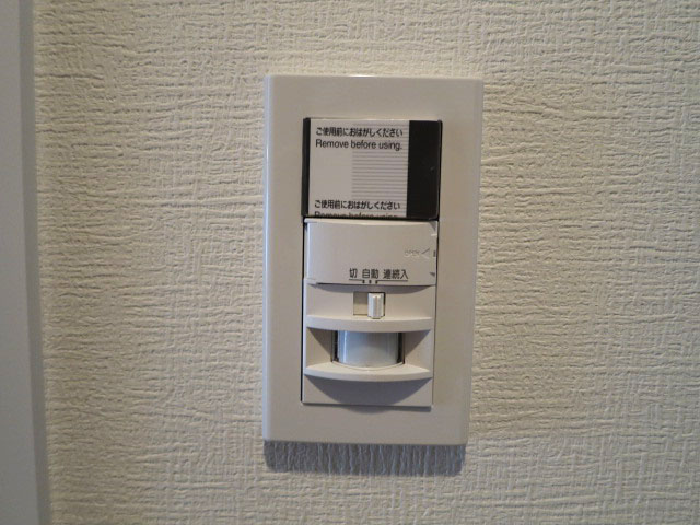 玄関照明は人感センサー付