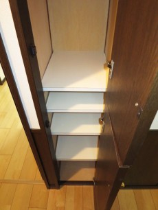 下落合南デュープレックス 廊下にも物入れがあります 下落合南デュープレックス 廊下にも物入れがあります