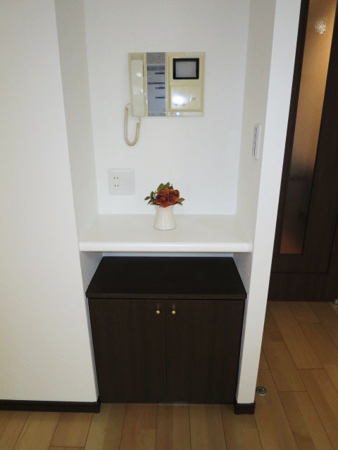 下落合南デュープレックス　リビングダイニングの電話台