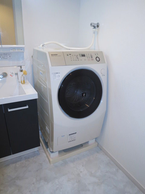 朝日落合マンション　ドラム式洗濯機が設置されています