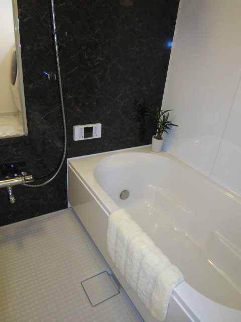 朝日落合マンション　浴室換気乾燥機が設置されたバスルーム