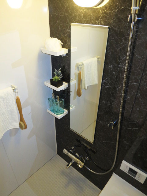 朝日落合マンション　浴室換気乾燥機が設置されたバスルーム