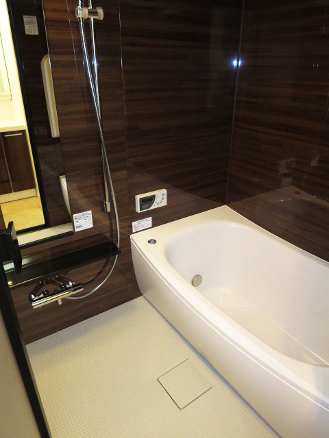 浴室換気乾燥機付のバスルーム