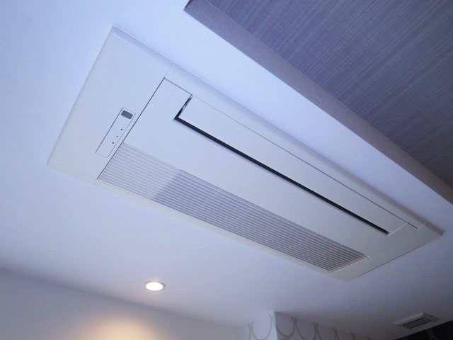 約13.4帖の洋室　天井カセット式エアコン
