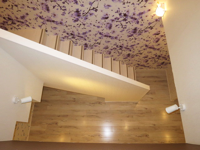 上階へ続く階段