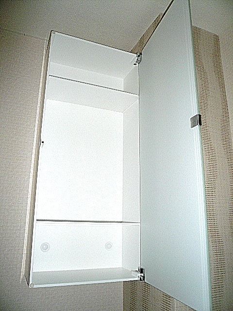 ノア南麻布　トイレ　吊戸棚