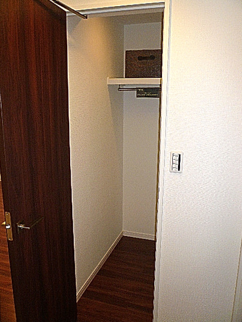 馬事公苑前ハイム2号棟　廊下のWIC712