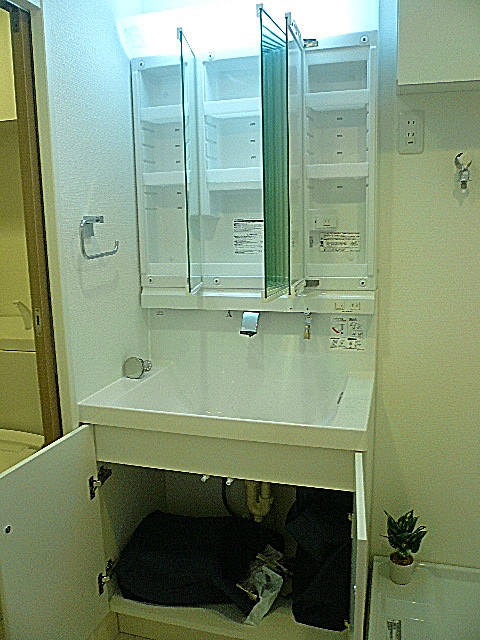 弦巻リハイム　洗面台収納410