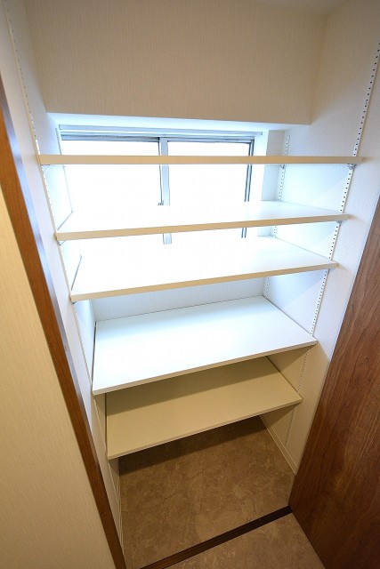 カーサ池尻　サニタリールーム収納スペース