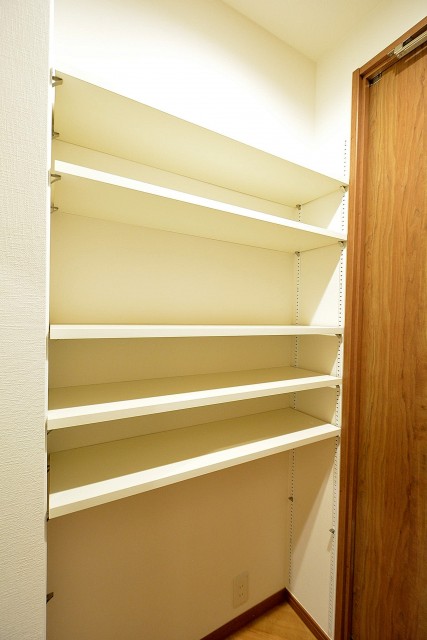 カーサ池尻　廊下の可動棚