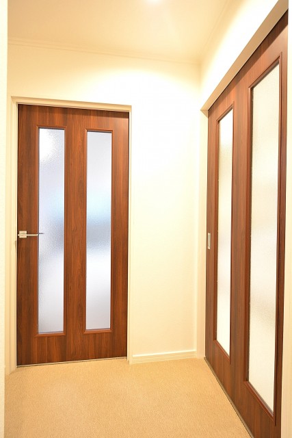 ヴァンヴェール南平台402　リビングダイニングとキッチンのドア