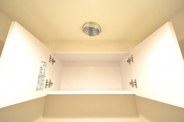 カーサ池尻　トイレの吊戸棚