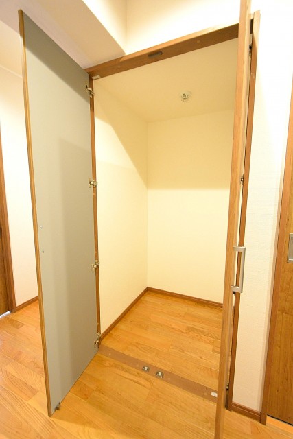 ヴァンヴェール南平台　廊下の収納スペース