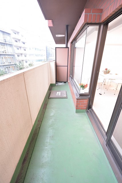 ヴァンヴェール南平台402　リビングダイニング　バルコニー