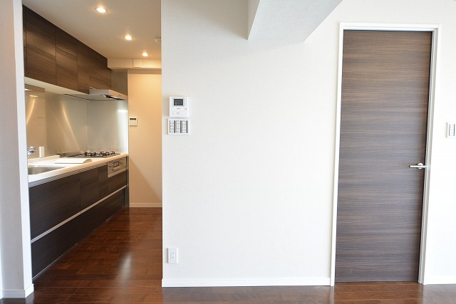 成城エコーハイツ　キッチン入口と洋室の扉803