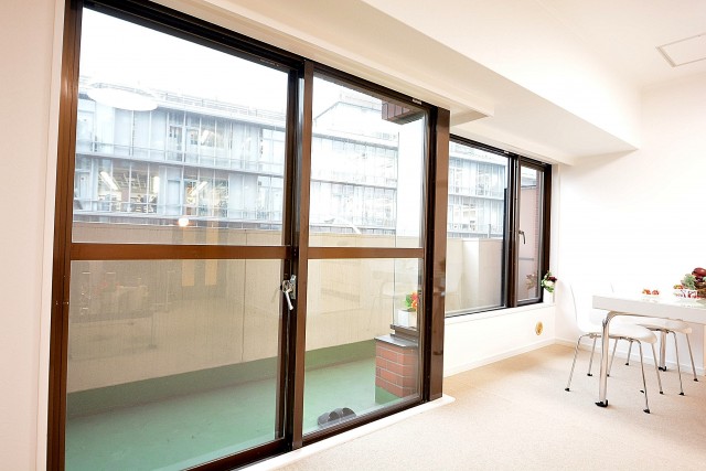 ヴァンヴェール南平台402　リビングダイニング　窓