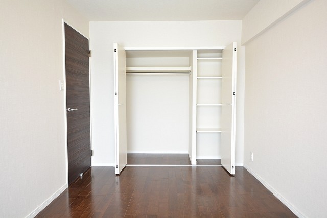 成城エコーハイツ　約6.3帖の洋室収納803