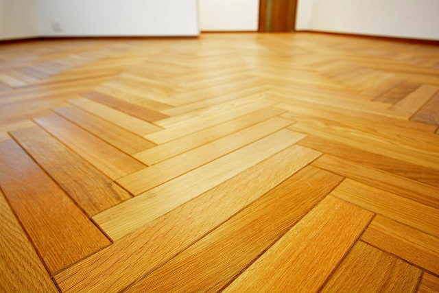 カーサ池尻　ヘリンボーン貼りのフローリング