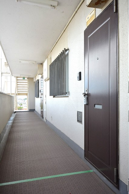 成城エコーハイツ　玄関前803