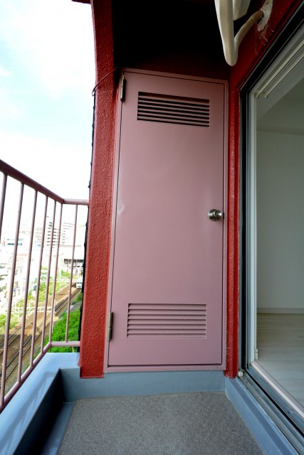 トーア明大前マンション　バルコニー収納