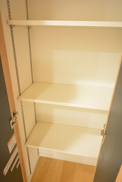 ライオンズマンション赤堤第2　廊下の物入れ106