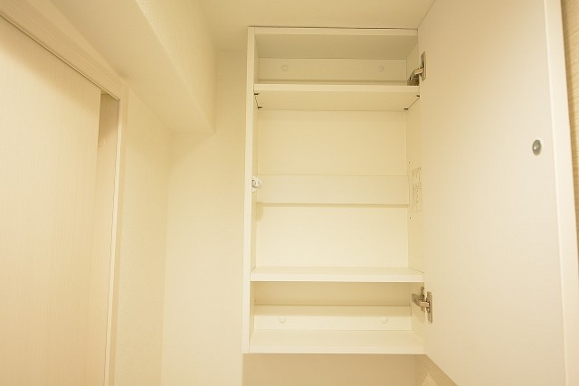 メゾンベール成城　トイレ収納