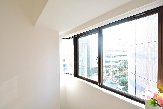 ヴァンヴェール南平台　4.88帖ベッドルームのＬ字サッシ501