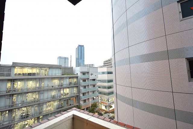 ヴァンヴェール南平台701　8.17帖のベッドルーム　バルコニー眺望