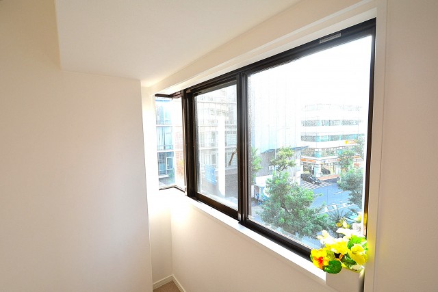 ヴァンヴェール南平台　4.88帖ベッドルームのL字サッシ401