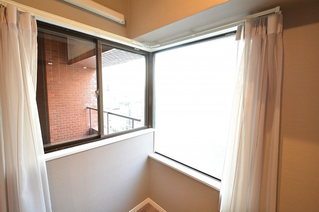 南青山セピアコート　4.3帖ベッドルームのＬ字サッシ