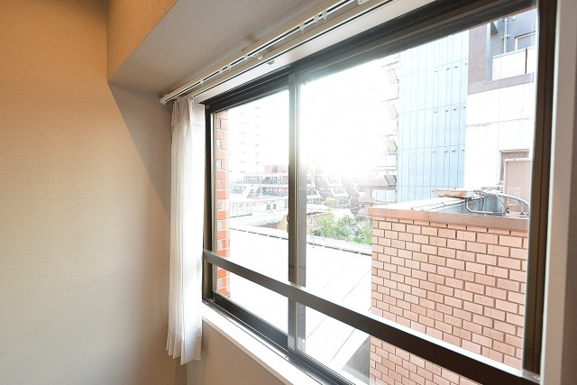 南青山セピアコート　6.4帖ベッドルームの窓