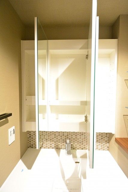 南青山セピアコート　洗面台三面鏡