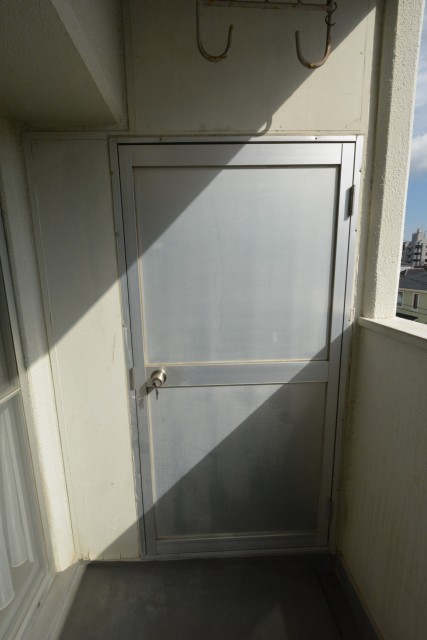 東建第2上町マンション　バルコニー収納413