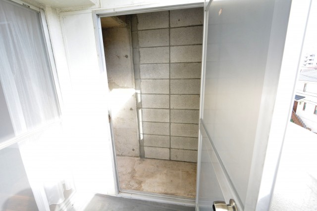 東建第2上町マンション　バルコニー収納413