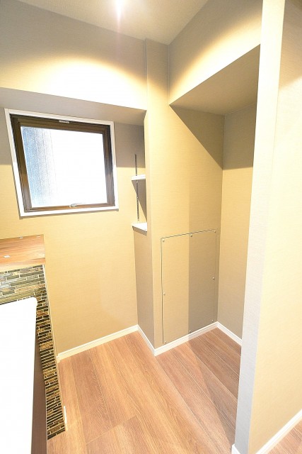 南青山セピアコート　キッチン横収納棚と冷蔵庫置き場