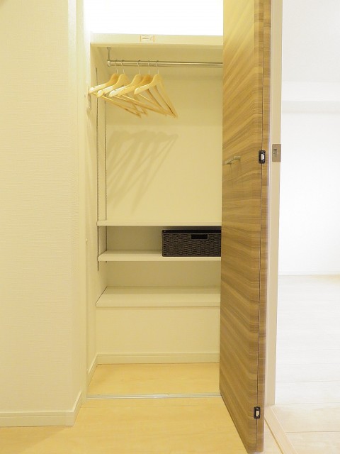 東中野台ローヤルコーポ　廊下収納