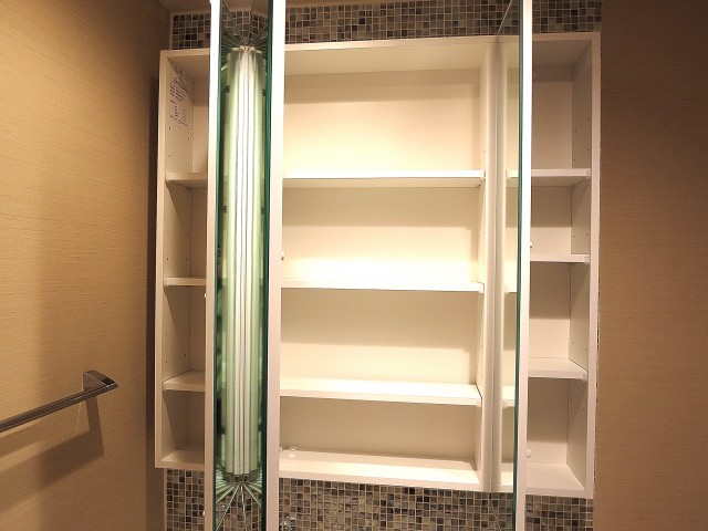 音羽ハウス　洗面台　三面鏡