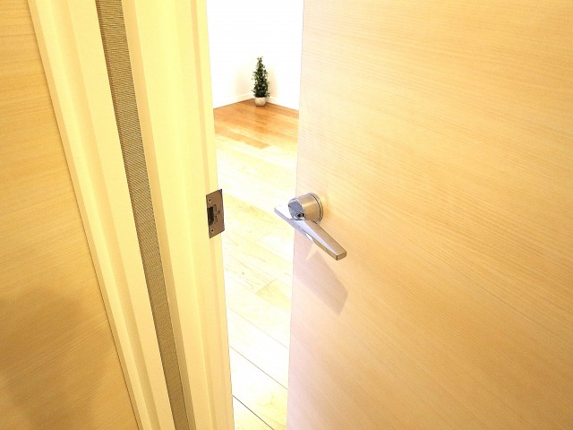 音羽ハウス　7.15帖のベッドルームドア