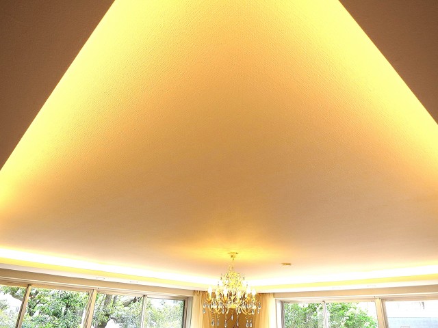 音羽ハウス　LDK　間接照明