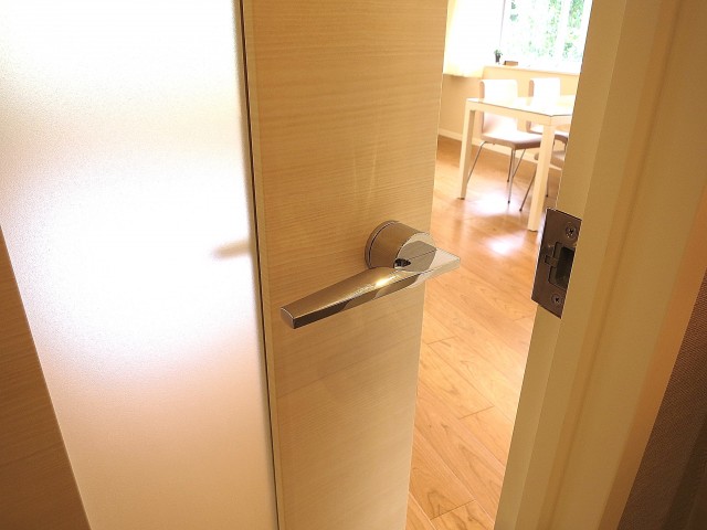 音羽ハウス　20.7帖のLDK　ドア