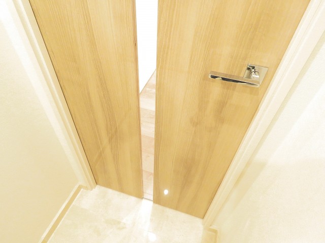 初台中央マンション　LDK扉