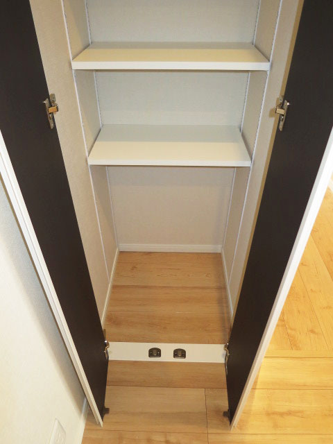 レクセルマンション音羽　リビングにも物入れが設けてあります