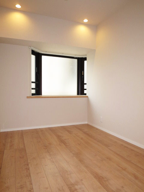 レクセルマンション音羽　出窓がある洋室