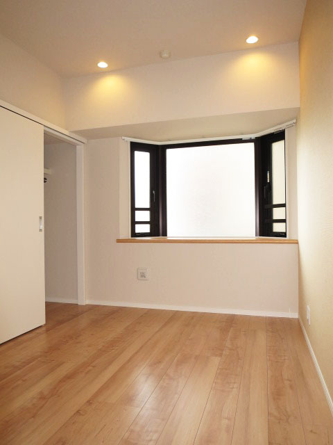 レクセルマンション音羽　出窓がある洋室