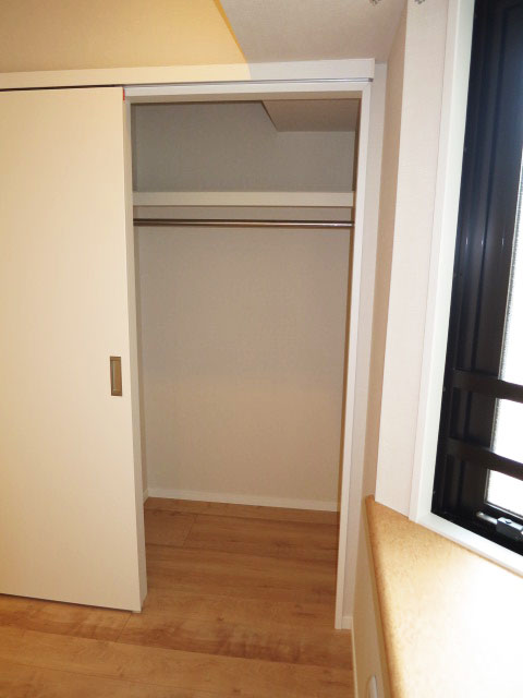 レクセルマンション音羽　出窓がある洋室　クローゼット